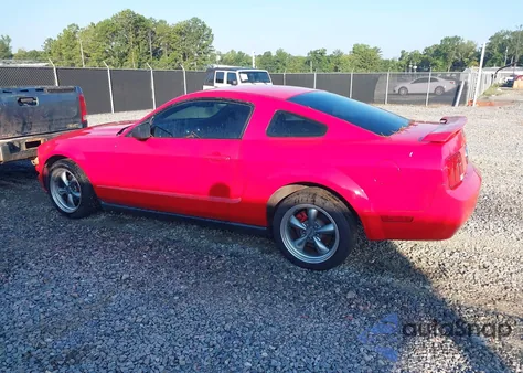 2005 Ford Mustang V6 Deluxe/V6 Premium z USA, uszkodzony, nr VIN 1ZVFT80N655183925